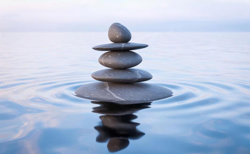 Zen Steine auf dem Wasser